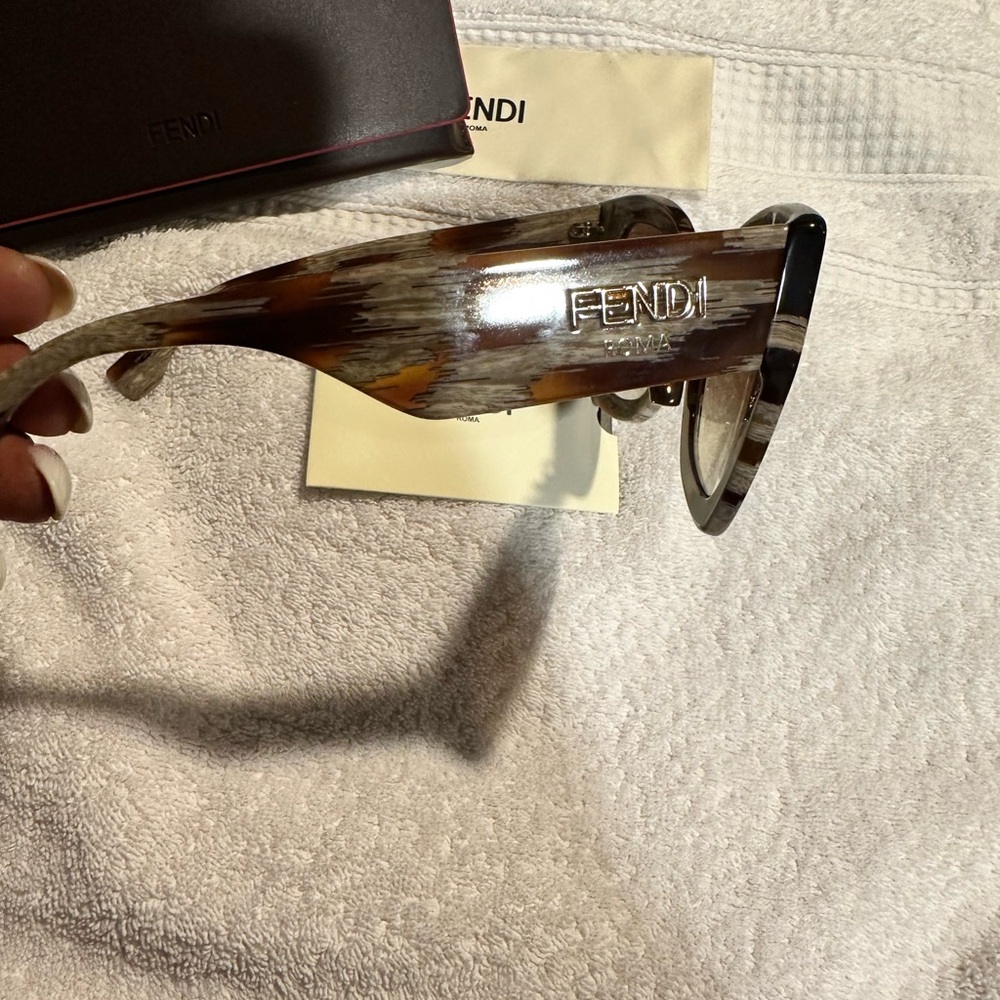 Fendi Roma Sunglasses Excellent condition - Picture 5 of 7
